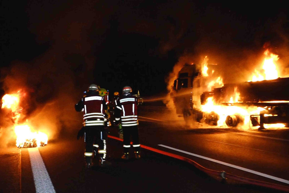 Rechts der brennende Lkw, links der abgeplatzte und ebenfalls in Flammen stehende Reifen.