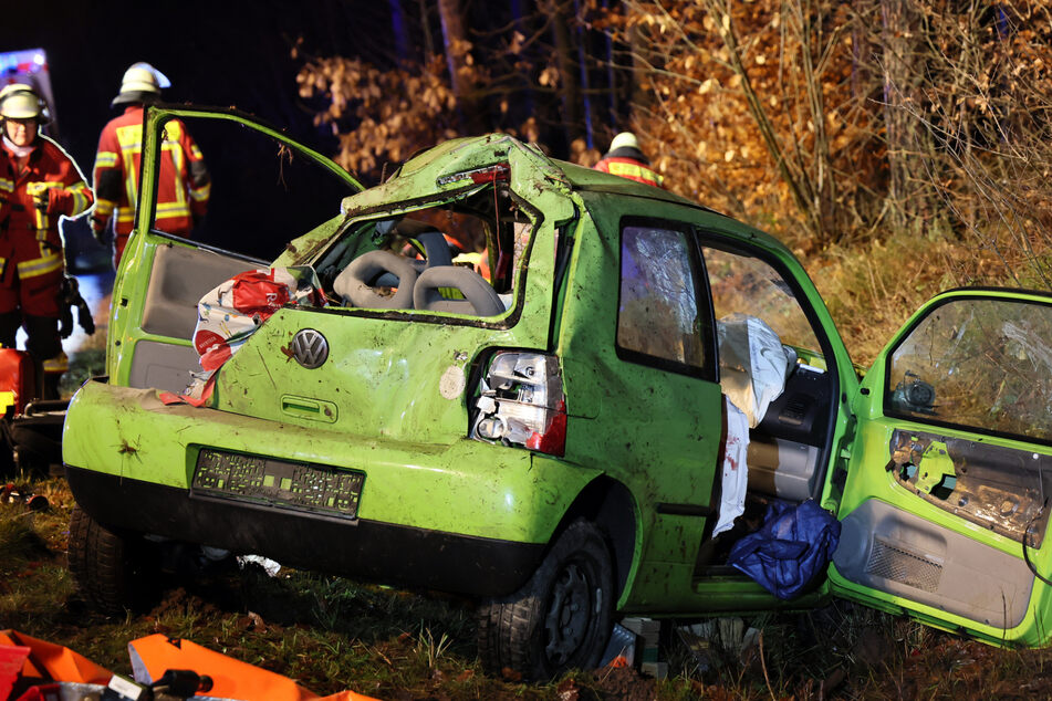 Der 35-jährige Fahrzeuglenker wurde aus seinem grünen VW Lupo geschleudert und erlag später im Krankenhaus seinen Verletzungen.