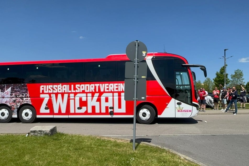 Der Bus des FSV Zwickau ist am Stadion eingetroffen.