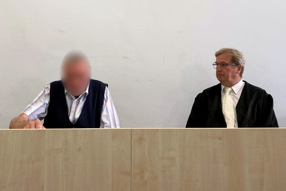 Der Angeklagte (links) sitzt im Landgericht Mühlhausen neben seinem Anwalt Kurt Oberlies im Prozess gegen den 85-Jährigen wegen Mordes an seiner Frau im Unstrut-Hainich-Kreis.