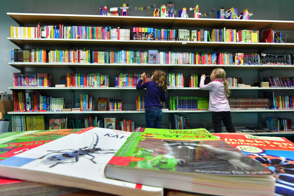 Neuer Lesestoff kann ab Dienstag wieder in den Leipziger Bibliotheken ausgeliehen werden. (Symbolbild)