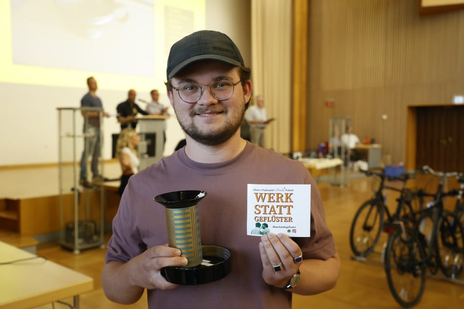 Dresdner Patryk F. (27) spricht auch beruflich in seinem Podcast "Werkstatt-Geflüster" gerne über alte Sachen und freut sich umso mehr über sein neues Vintage Vasen-Schalen-Set von Rosenthal.