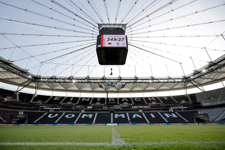 Im Stadion-Innenraum wird die Pressetribüne um das Dreifache an Plätzen erweitert.