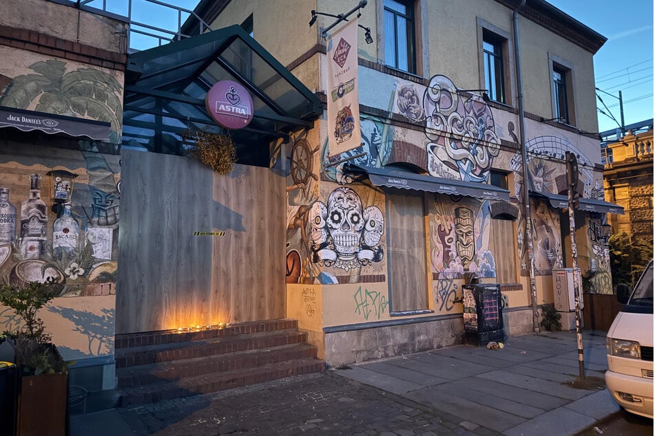 Fenster und Türen des "Nachteck" wurden mit Brettern verriegelt.