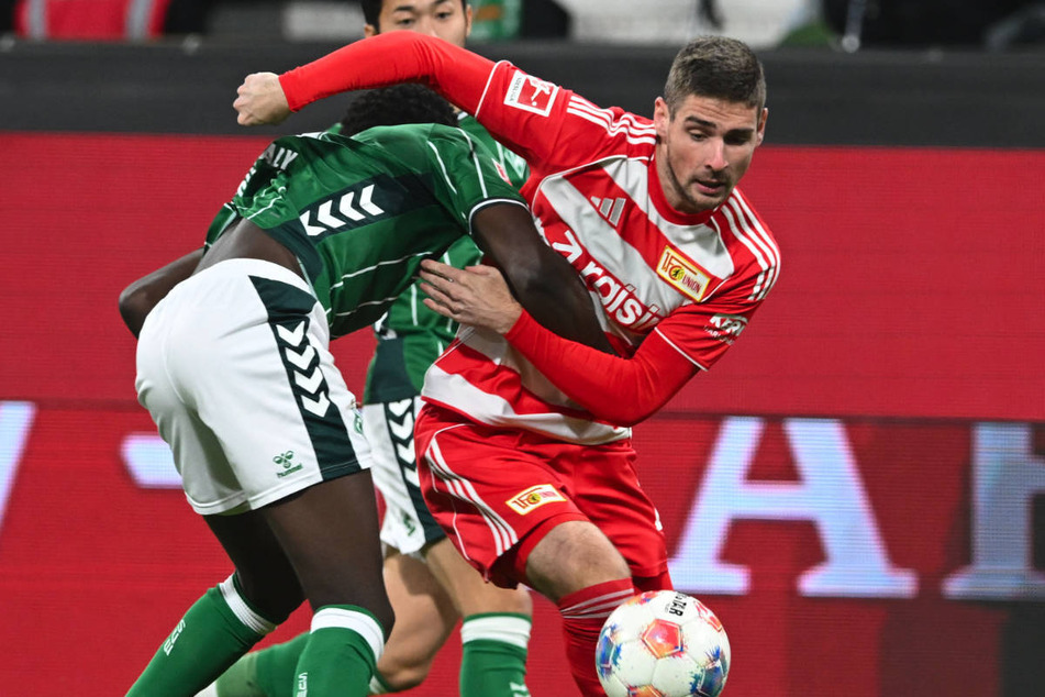 Andrej Ilic (25) soll nach seiner Auswechslung in Bremen für das Pokalspiel bereitstehen.