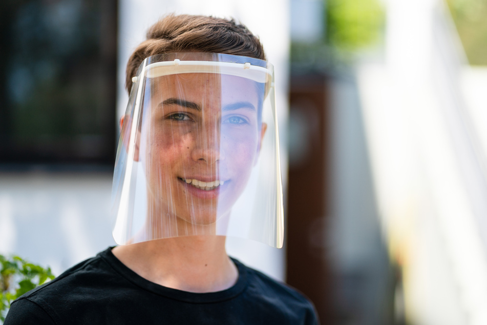 Ein Schüler mit einem Schutzvisier. (Symbolbild)