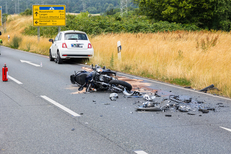 Auf der B486 in der Nähe von Offenbach kollidierte am Sonntagmorgen ein Ehepaar auf einem Motorrad frontal mit einem Fiat 500. Der 67-jährige Fahrer der Suzuki-Maschine verstarb noch vor Ort.