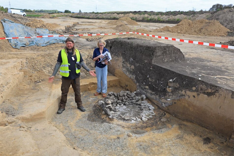 Mitarbeiter des Landesamts für Denkmalpflege und Archäologie Sachsen-Anhalt präsentieren am Grabungsfeld die ersten Untersuchungen.