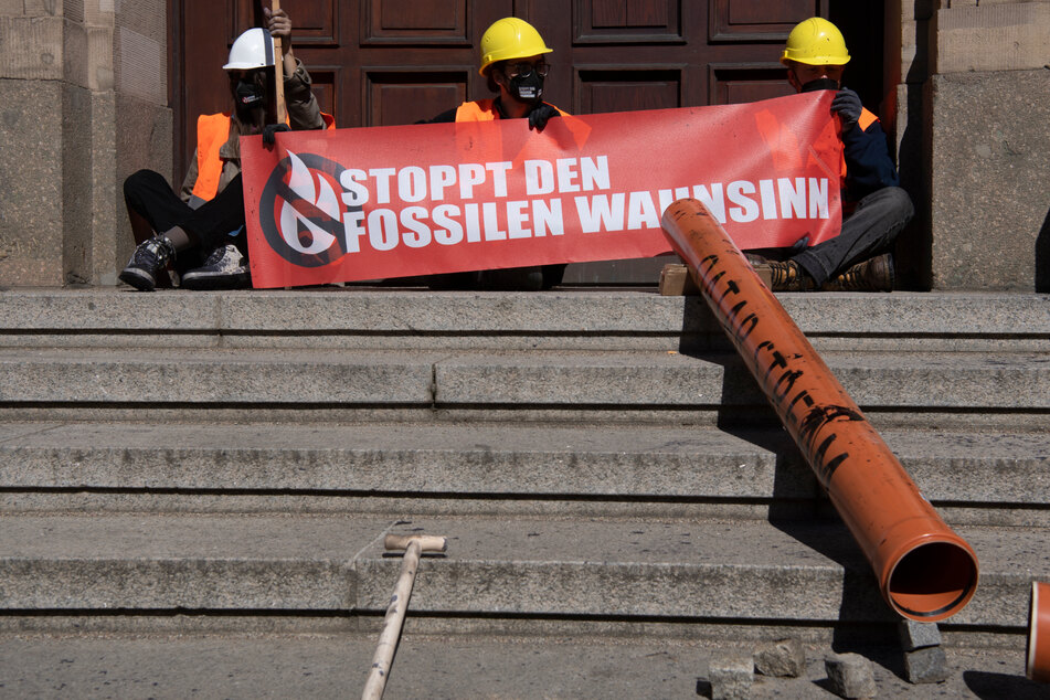 Klima-Aktivisten der Gruppe "Letzte Generation" hatten am Dienstag vor dem Bundeswirtschaftsministerium in Berlin bereits protestiert. Jetzt kündigten sie eine Störung der deutschen Energie-Infrastruktur an.