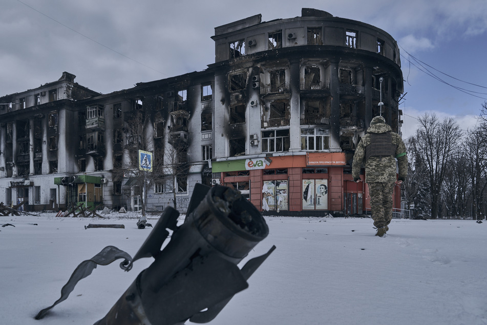 In der schwer umkämpften Stadt Bachmut im Osten der Ukraine geraten die ukrainischen Streitkräfte immer stärker unter Druck.