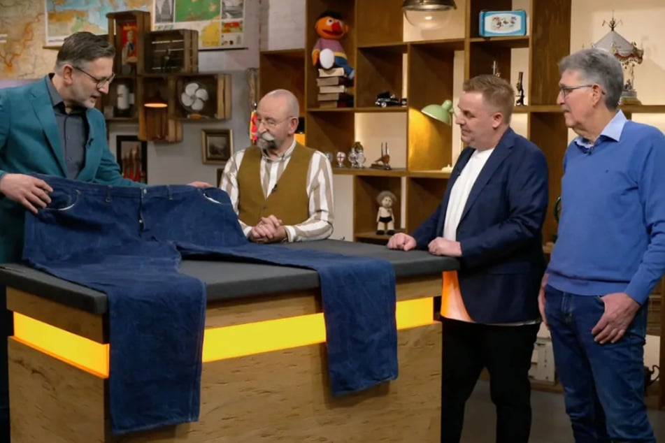 Erwin und sein Sohn Thomas aus Hessen wollen bei "Bares für Rares" eine XXL-Jeans von Levi's verkaufen.