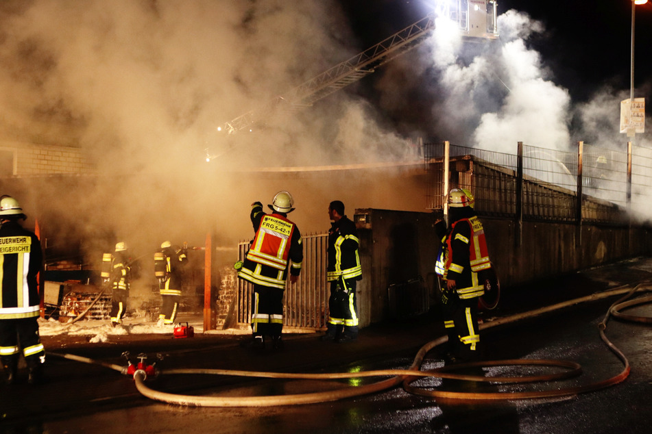 Frankfurt: Feuer in Schreinerei verursacht 50.000 Euro Schaden: Polizei sucht Zeugen