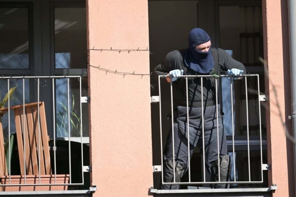Spezialkräfte der Polizei durchsuchten im Februar 2025 eine Wohnung in Potsdam. Ein Sprengstoffverdacht bestätigte sich später nicht.