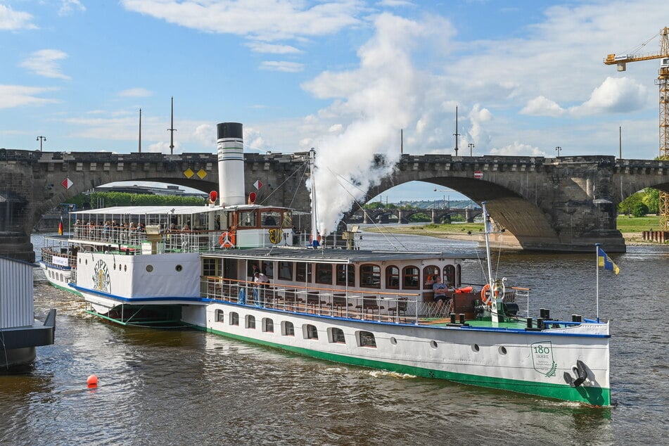 Im Oktober geht der Märchenprinz mit seinen Gästen an Bord des Schaufelraddampfers "Leipzig".