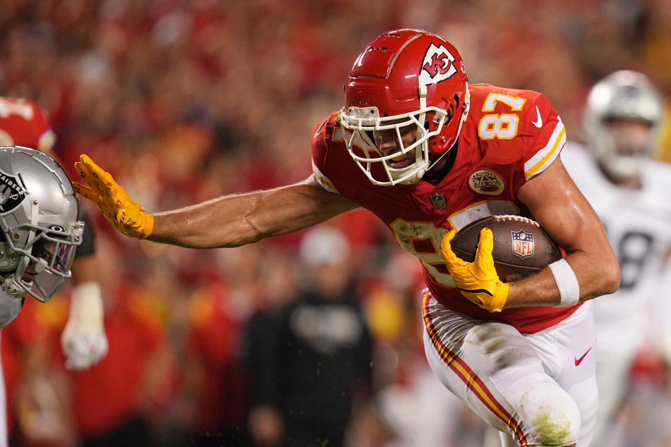 Chiefs Tight end Travis Kelce on his way to scoring one of his four touchdowns against the Raiders.