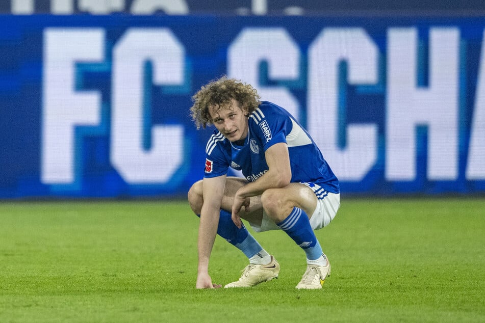 Am Boden der Tatsachen angekommen: Dem FC Schalke 04 um Defensiv-Mann Alex Kral (24) droht am Samstag in Frankfurt ein unrühmlicher Rekord.