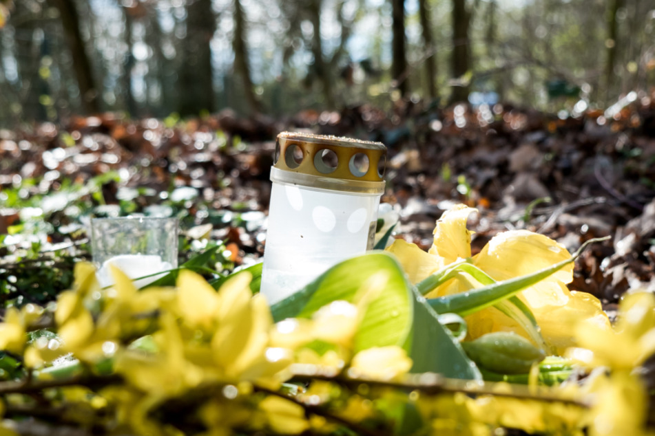 Nach dem Fund der Babyleiche im März 2019 wurden Kerzen und Blumen in dem Waldstück aufgestellt.