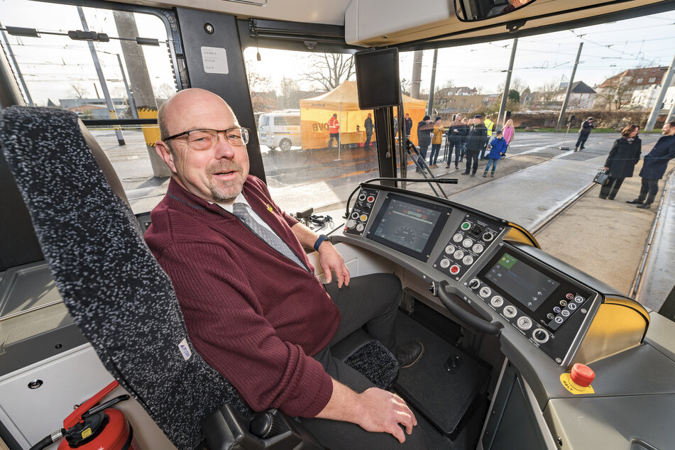Mario Riedel (54) steuert für die DVB Busse und Bahnen durch Dresden. Die neuen Stadtbahnwagen besitzen moderne Assistenzsysteme, die vergleichbar sind mit denen von Autos.