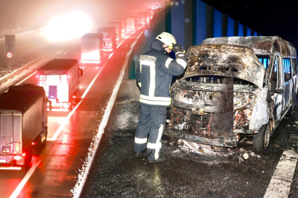 Unfall A17: Kleinbus brennt lichterloh auf A17 kurz vor Tschechien