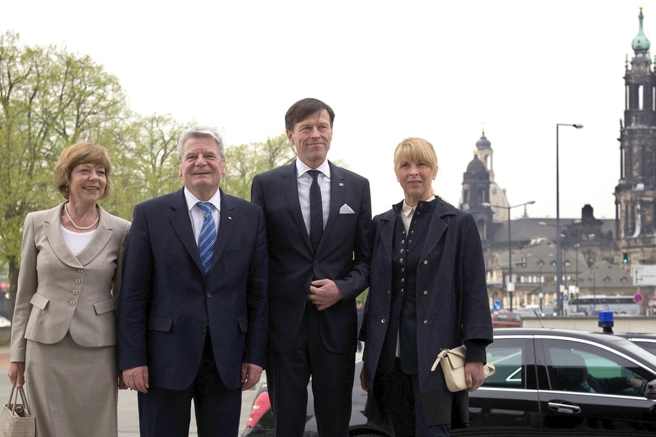 Als Ex-Bundespräsident Joachim Gauck (84, parteilos, 2.v.l.) mit seiner Lebenspartnerin Daniela Schadt (64, l.) 2013 Dresden besuchte, durften Matthias Rößler und seine Frau Gerlind nicht fehlen.