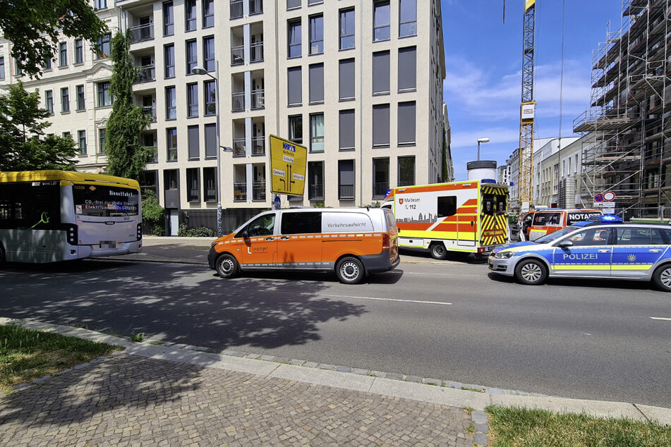 Polizei, Rettungsdienst sowie die Verkehrsaufsicht der Leipziger Verkehrsbetriebe war vor Ort.