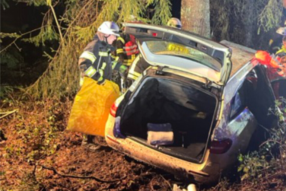 Taxi kracht gegen Baum, Fahrer (23) in Wrack eingeklemmt