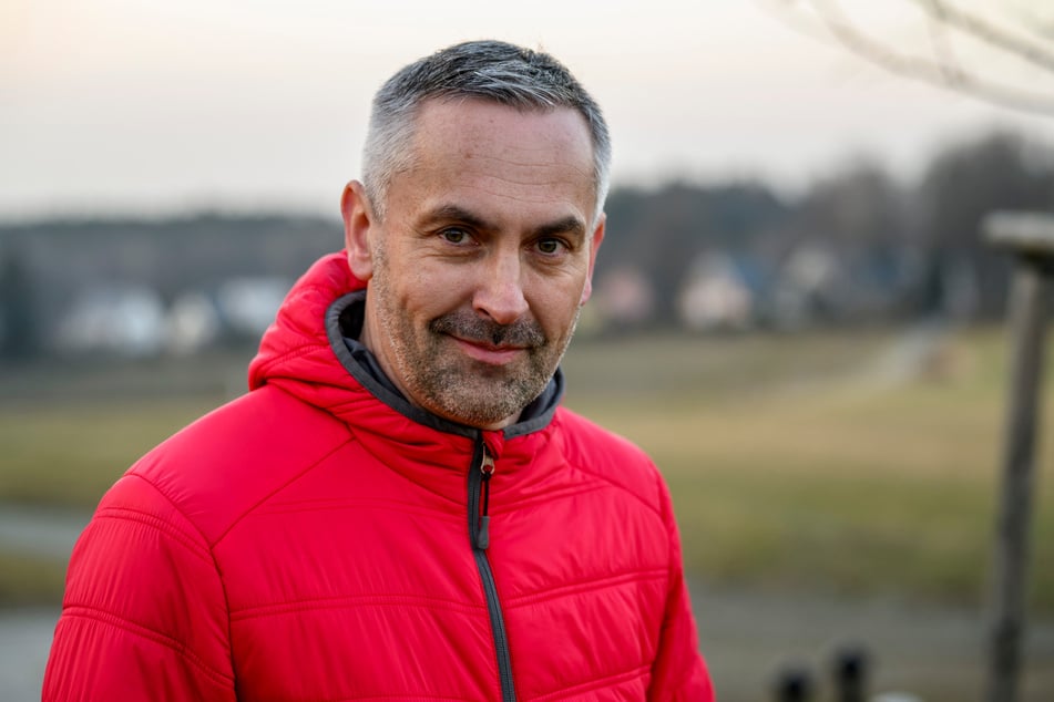 Alexander Neumeister (48) findet die Dresdner Tanne etwas krumm, aber hübsch geschmückt.