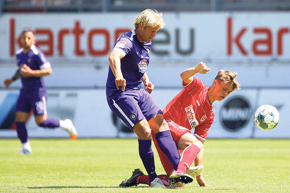 Aues Regissseur Jan Hochscheidt behauptet den Ball im Mittelfeld.