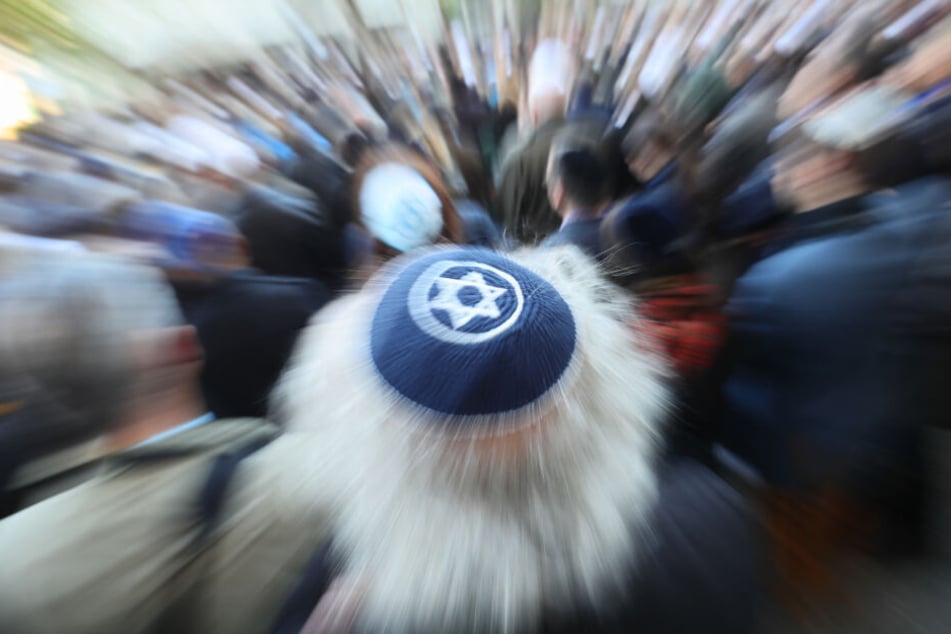 Die Warnung des Antisemitismusbeauftragten der Bundesregierung an die Juden, überall in Deutschland die Kippa zu tragen, wird von vielen auf das Schärfste kritisiert.