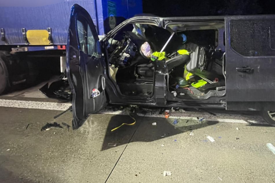 Unfall A14: Laster schleift Transporter 150 Meter mit: 58-Jähriger bei Unfall auf A14 schwer verletzt