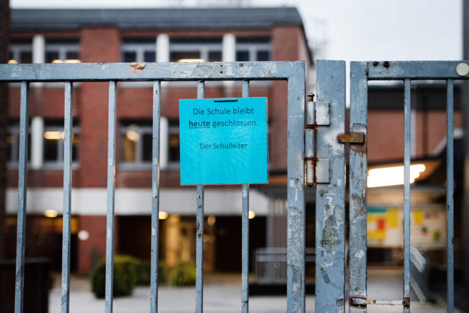 Nach der Infektion eines Mannes aus dem Kreis Heinsberg mit dem neuartigen Coronavirus findet im dortigen Kreisgymnasium am Mittwochmorgen kein Unterricht statt.