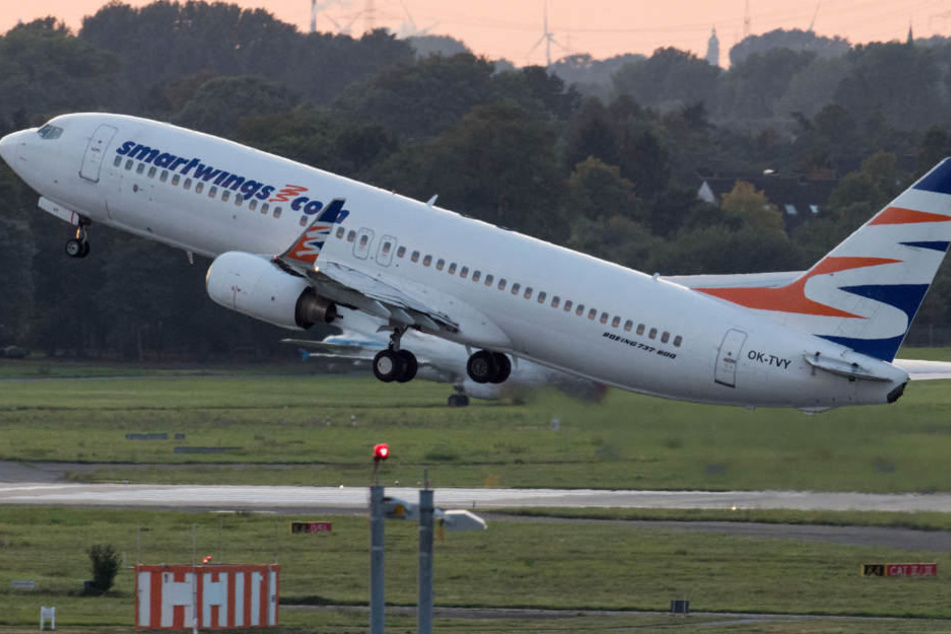 Ein Flugzeug mit abgeschobenen afghanischen Asylbewerber startet in Düsseldorf.