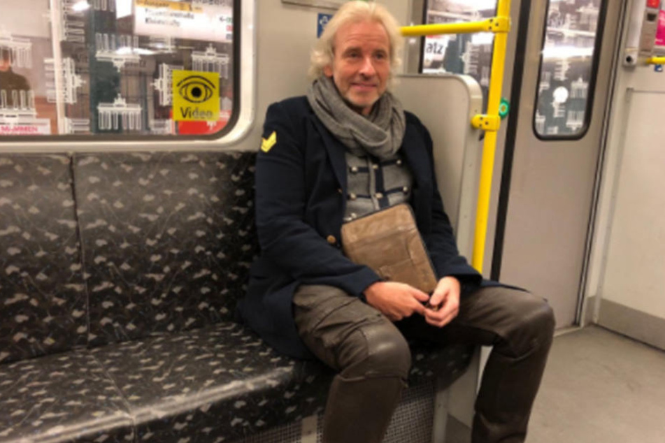 Thomas Gottschalk sitzt in der U-Bahn am Wittenbergplatz.
