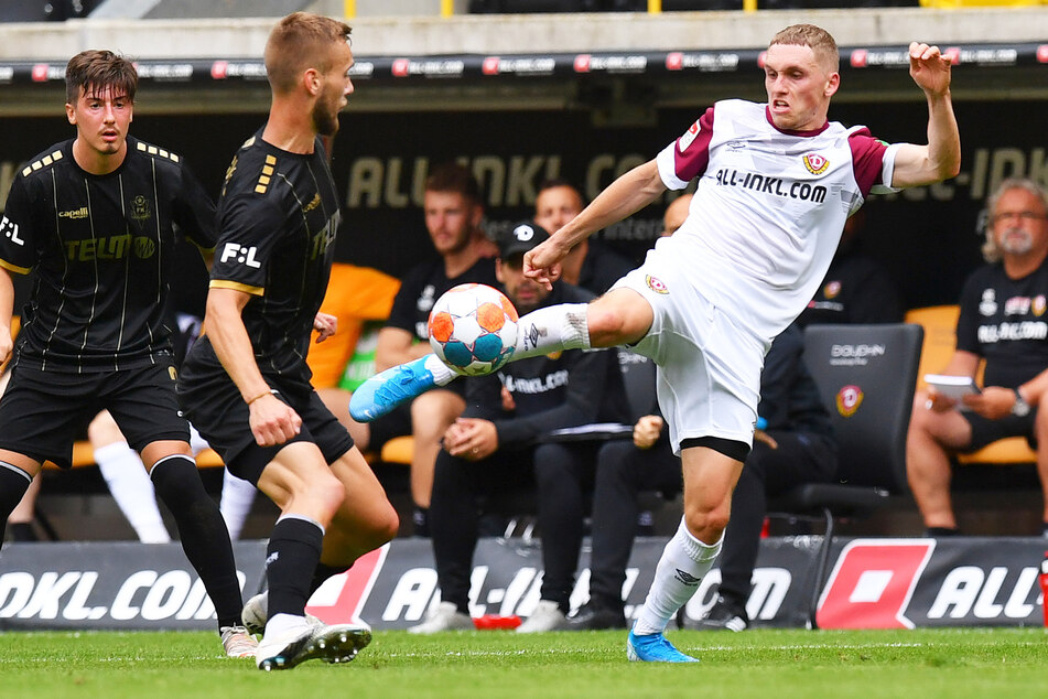 Luca Herrmann (22) im Test gegen Jablonec am Ball.