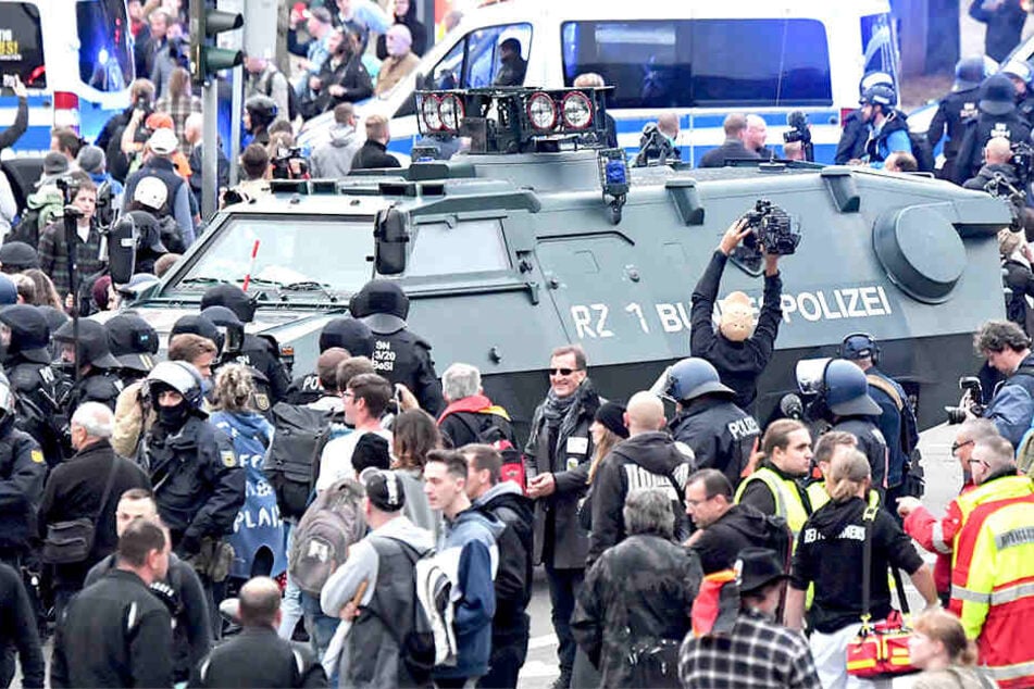 Auch gepanzerte Fahrzeuge hatte die Polizei im Einsatz.