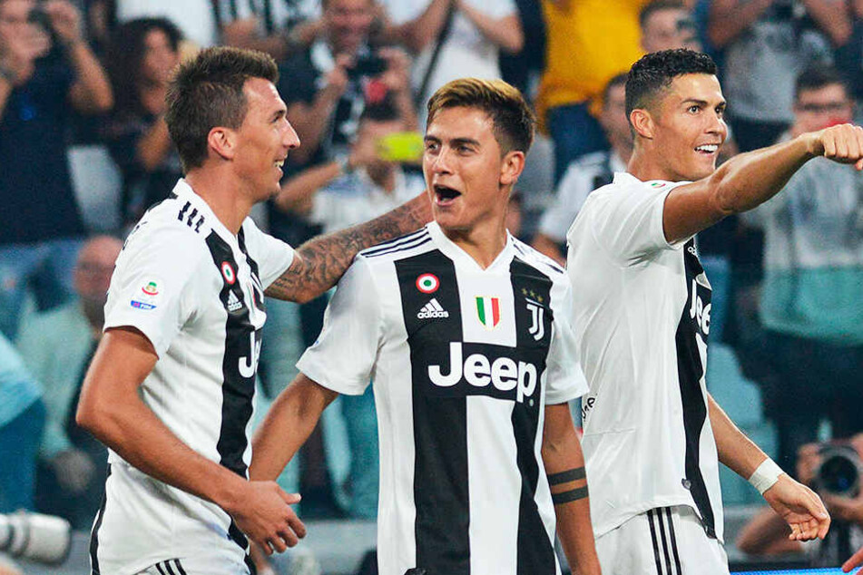 Doppeltorschütze Mario Mandzukic (l.), Paulo Dybala (M.) und der dreifache Vorlagengeber Cristiano Ronaldo (r.) bejubeln Juves Sieg gegen den ärgsten Verfolger.