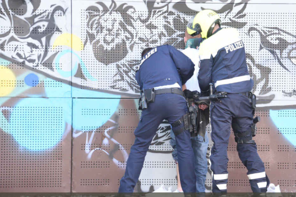 Das SEK nimmt den Mann fest.