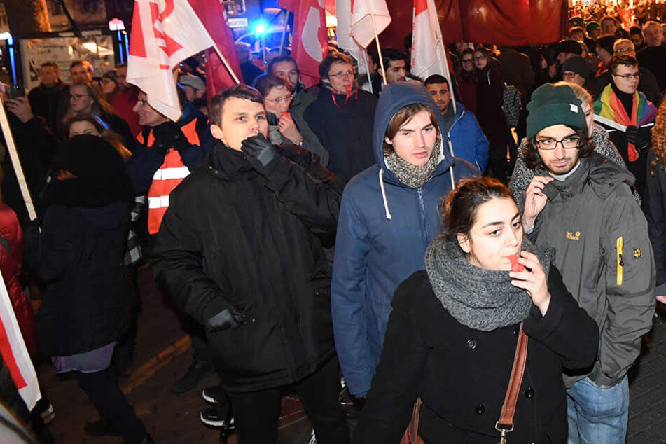 Ezgi Güyildar ist ganz vorne mit der roten Trillerpfeife zu erkennen. Ihr droht keine Strafe.