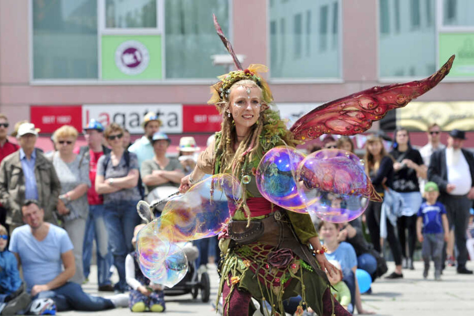 Fantasie und Esprit bieten die Darsteller beim Chemnitzer Hutfestival.