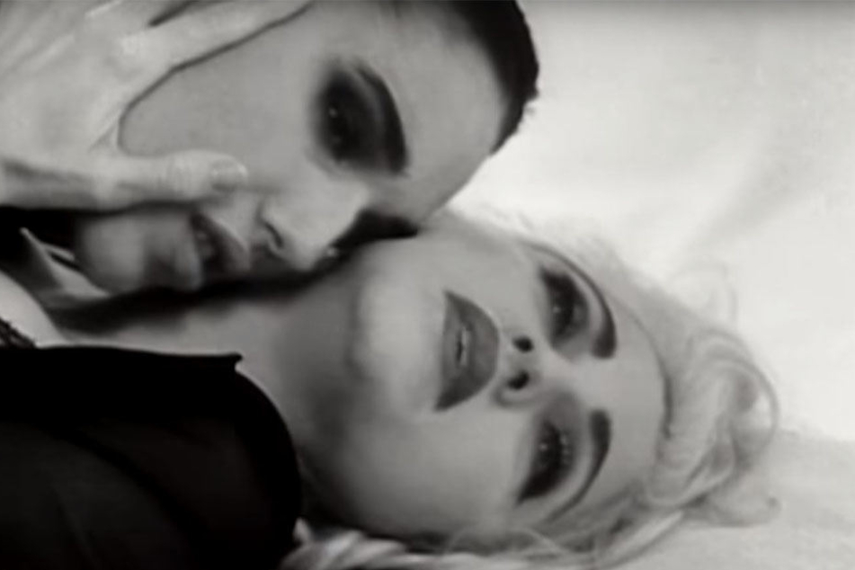 Amanda Cazalet und Madonna im Video zu "Justify My Love".