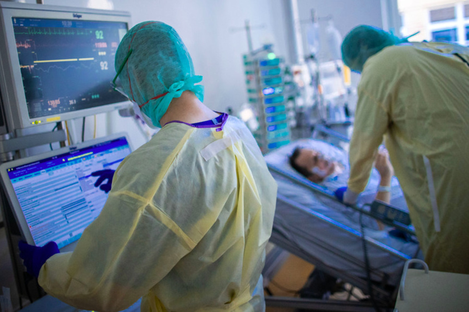 Krankenschwestern und Pflegekräfte arbeiten im besonders geschützten Teil der Intensivstation des Universitätsklinikums Greifswald mit Corona-Patienten.