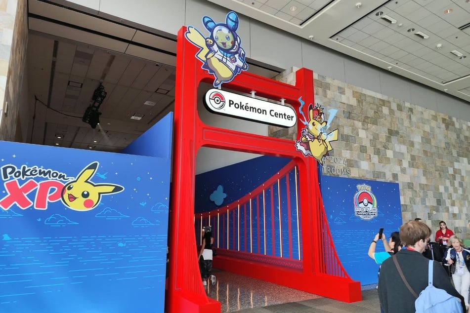 Der Eingang zum Pokémon Center wird in diesem Jahr im Stil der Golden Gate Bridge präsentiert.
