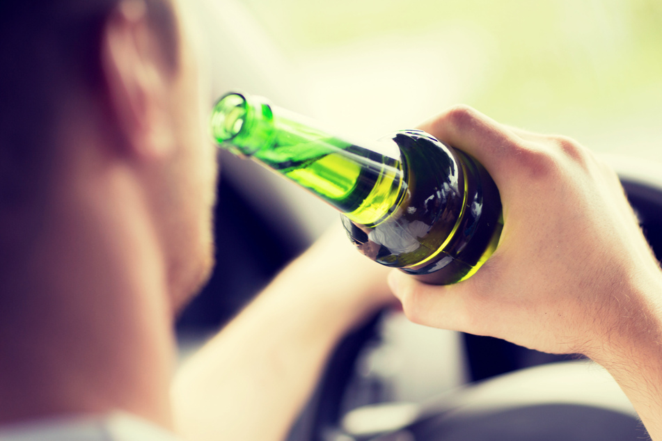 19-jähriger Autofahrer fällt mit 1,56 Promille 1,20 Meter tief ins Gleisbett