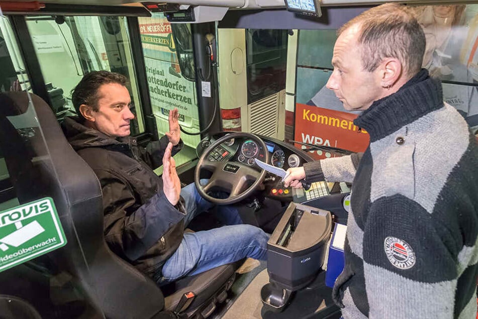 Was tun, wenn's hinterm Steuer brenzlig wird? Kampfsport-Ausbilder Olaf Guddat (52) führt mit seinem Kollegen Mario Gellesch (38) Abwehrstrategien für Busfahrer vor. 