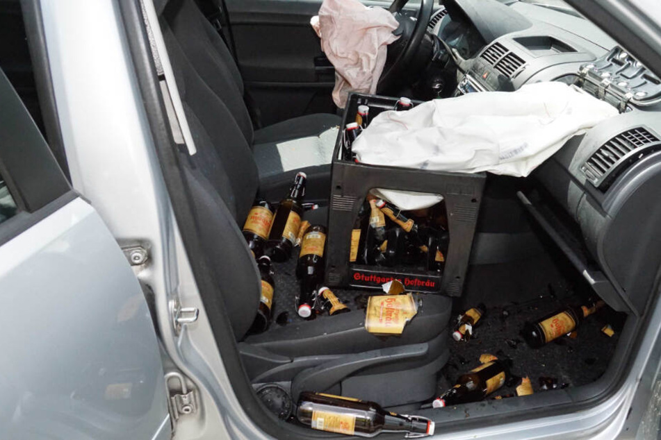 Das Auto war sowohl auf der Rückbank, als auch auf dem Vordersitz mit Getränkekisten beladen.