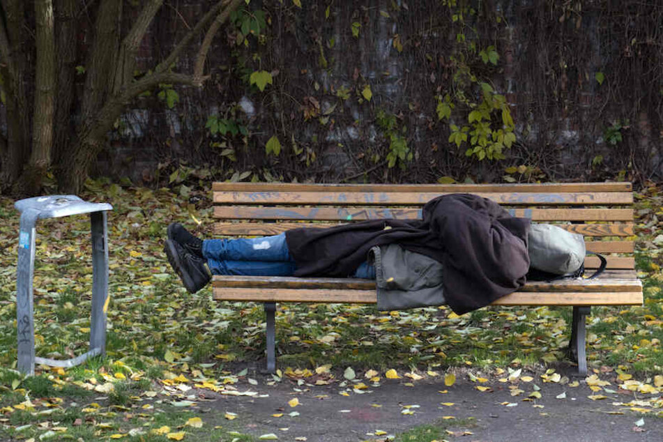 Das müsste nicht sein: Ein Berliner Obdachloser schläft auf einer Parkbank. (Symbolbild)