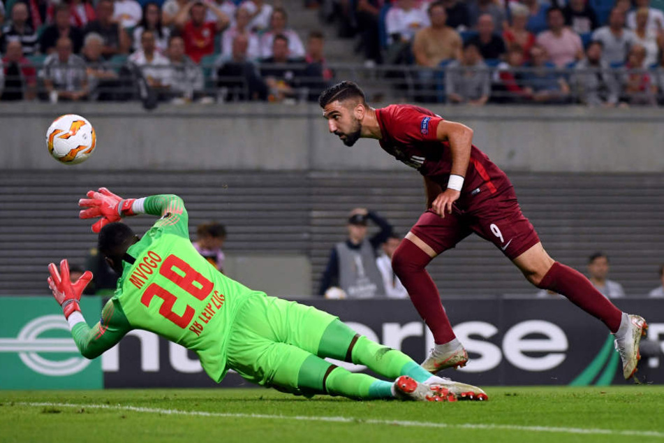 Das 1:0 für Salzburg: Munas Dabbur scheitert zuerst mit einem Schuss an Leipzig-Keeper Yvon Mvogo, köpft danach aber ungehindert ein.