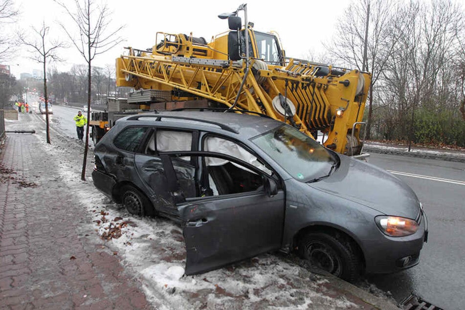 Der Kranwagen bohrte sich in den VW.
