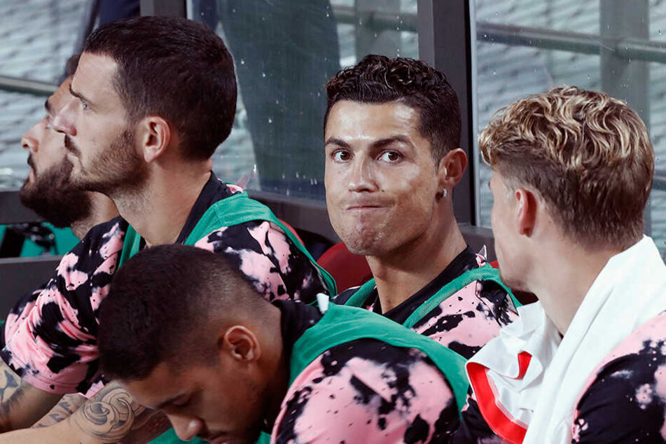 Cristiano Ronaldo auf der Bank während des Spiels gegen das All-Star-Team. Die Fans hatten für sein "Gast-Spiel" kein Verständnis.