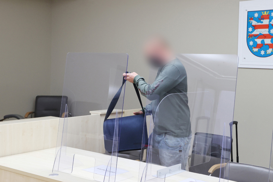 Der Angeklagte hat sich zum Prozessauftakt am Amtsgericht Gera noch nicht zu den Vorwürfen geäußert. Ende September steht der nächste Verhandlungstermin an.